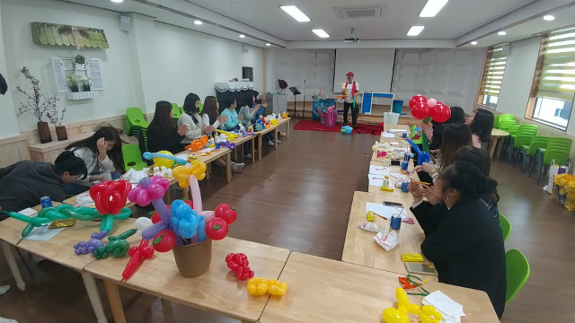 대경대 유아교육과가 진행하는 예비대학에 참여한 합격자들이 진지한 토론과 학과 체험을 하고 있다.jpg