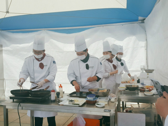 경연에 출전한 대경대 호텔조리마스터과 학생들(라미브경연팀)들이 조리를 하고 있다..jpg