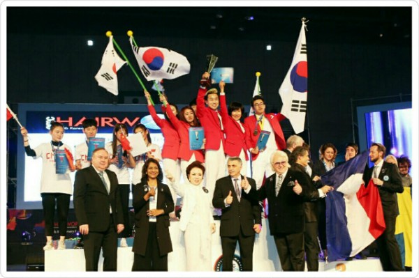 국가대항전에서 1위를 차지한 한국구가대표팀 수상사진(맨 오른쪽이 이영석학생).jpg