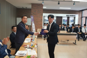 죄측 김송병 학과장에 인증평가를 받은 학생에게 평가서를 전달하고 있다.jpg