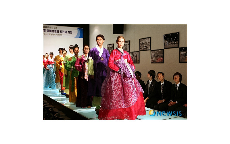 대경대, 한가위 맞아 '체험 한복 패션 쇼' 눈길